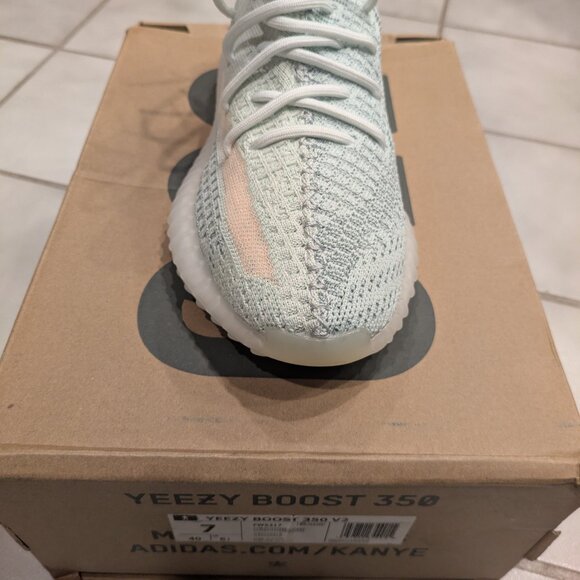 Yeezy Boost 350 V2 - Picture 3 of 5